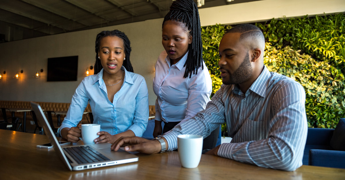 Jovenes trabajando en Buga